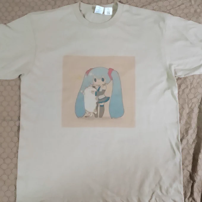 のびネコTシャツがきました。セピアな雰囲気がかわいいです近いうちに、1点BOOTHに置いてみますね。サイズはXLです。ちいさい色紙(3枚めの写真)付きます〜。2300円です。 