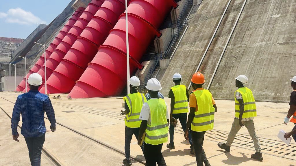 UGANC_Guinee's tweet photo. #UGANC #TempleDuSavoir #Guinee 
Nos étudiants de la L3, département de génie électrique ont effectué une visite aux barrages hydroélectriques de Kaléta et de Souapiti. Ils sont allés découvrir les technologies et les processus utilisés dans la production d'électricité à partir ⤵️ https://t.co/STafdd3xyo
