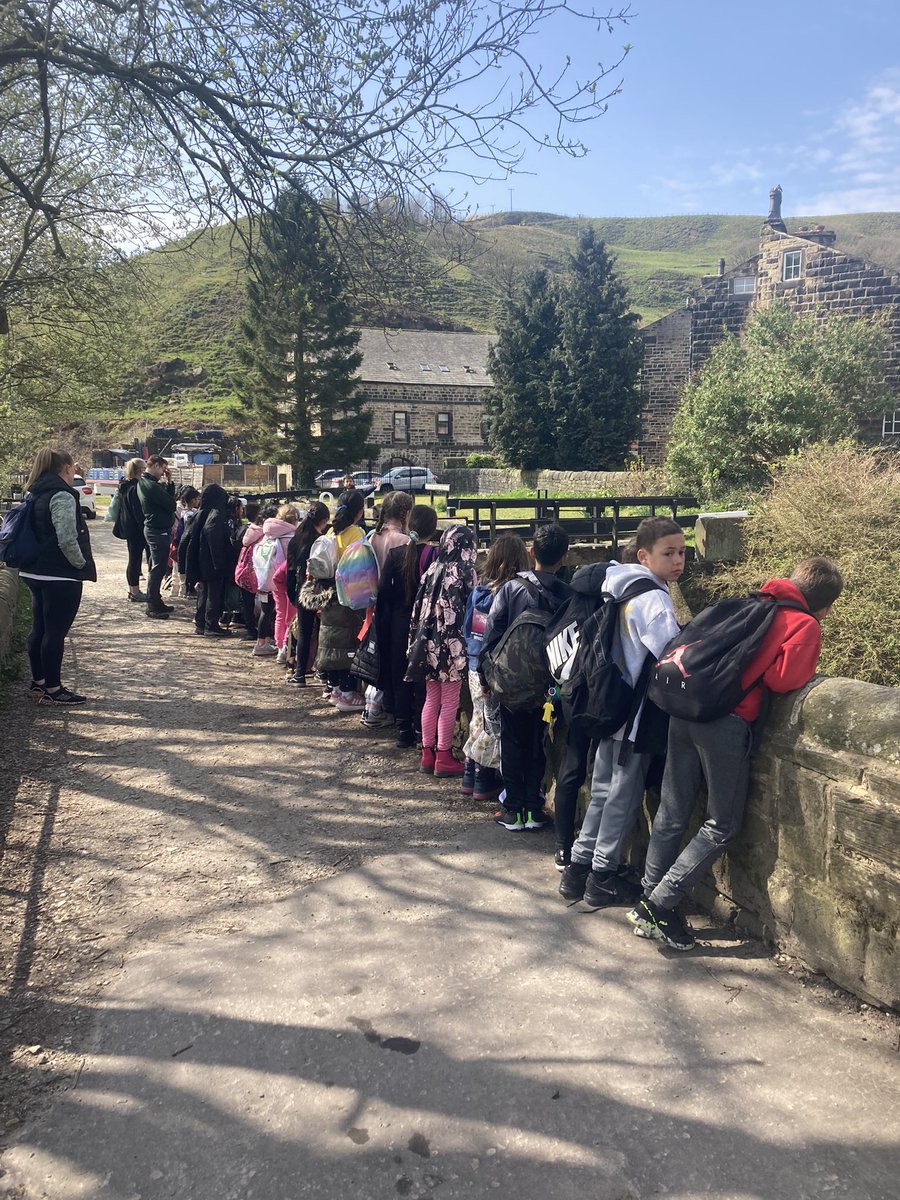 We’ve arrived!  Now for the walk to the castle #robinwood