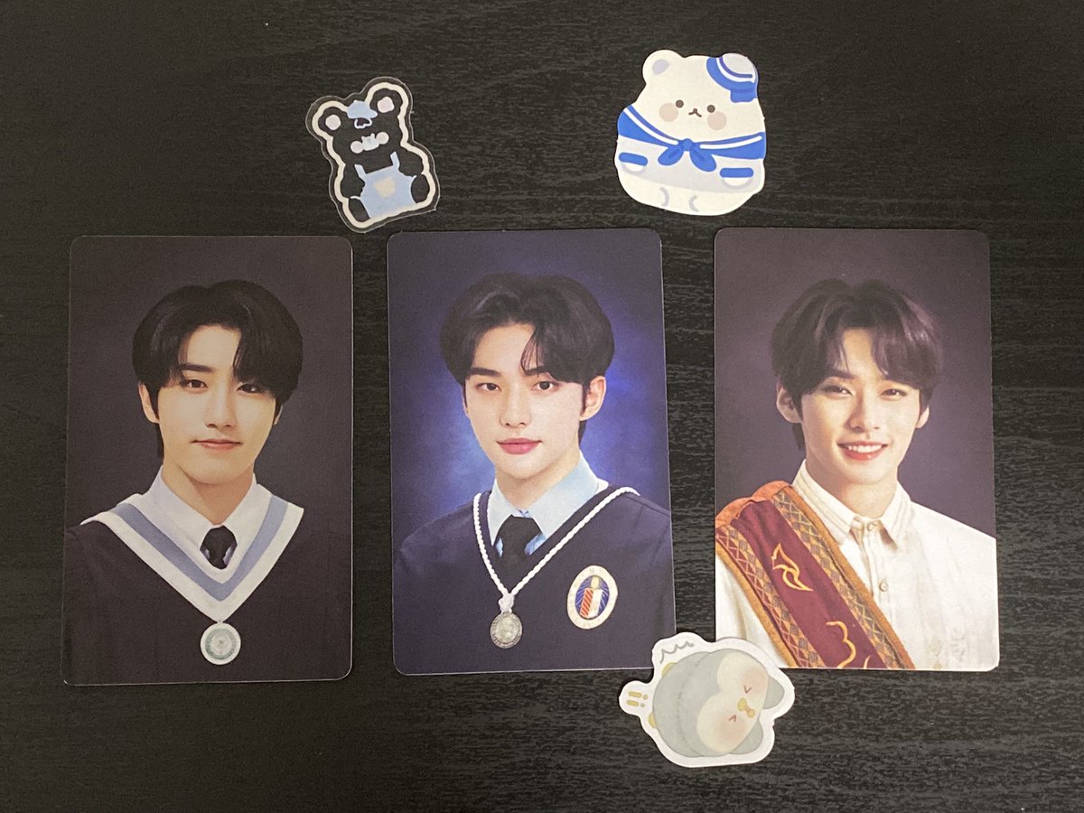 dramahyunjinie's tweet photo. #dramahyunjiniemail 💌
from: @boonbns
hello po!~ the skz grads arrived safely po huhu since con ko pa sila gusto super cuteee! finally naka graduate na sila kasama ako (medj indecisive nga lang ako kung san ko gusto HAHSHAH) 🥹💐 thank youuu po smm 🫂 #boonproofs https://t.co/xDIU3o9pP0