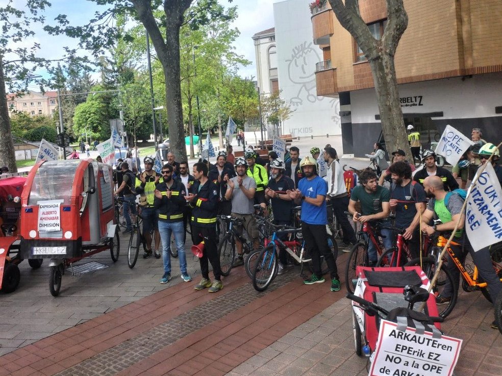 ELAGasteiz_'s tweet photo. 👩🏾🚒Arabako #suhiltzaile-ek bizikleta martxa antolatu dute #hitzarmen propiorik ez dutela eta #Arkauti-k antolatutako LEPak #kaleratzeak eragingo dituela salatzeko
📲 https://t.co/7Ac3a5fIPh https://t.co/zJyMmJ7shm