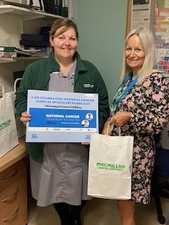 NCACANCERNURSES's tweet photo. Celebrating #NationalCancerCNSDay with one of our Haematology CNS team #goodiebags @OldhamCO_NHS @MacmillanSuppo2 https://t.co/qe1NxfjLeL