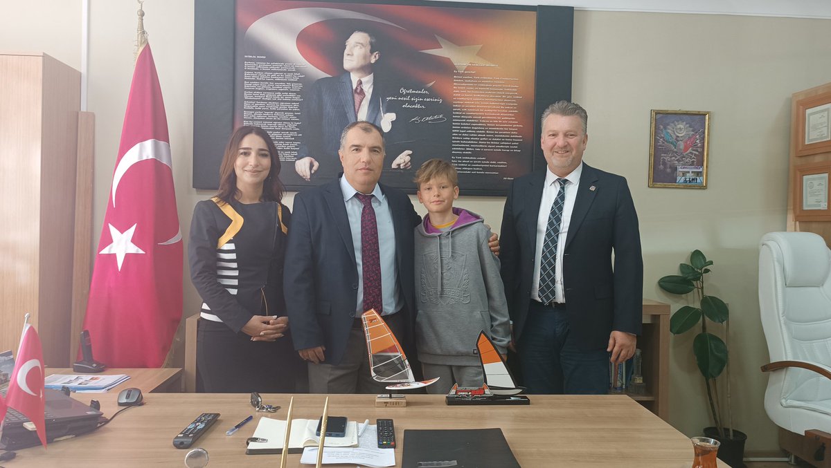 Guzelbahce_MEM's tweet photo. İtalya – Garda’da Düzenlenen 2023 Techno 293 Avrupa Şampiyonası U13 kategorisinde erkekler ve genel klasmanda  Avrupa https://t.co/DVOKVsFgAj olan Uğur Okulları Güzelbahçe Kampüsü öğrencisi Sarp Şarlı , İlçe Milli Eğitim Müdürümüzü ziyaret etti.@izmir_ilmem @MuratCevik5845 https://t.co/5fVOA2qaa4