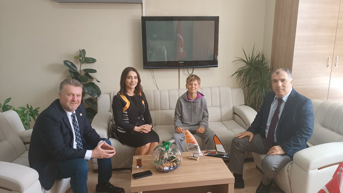 İtalya – Garda’da Düzenlenen 2023 Techno 293 Avrupa Şampiyonası U13 kategorisinde erkekler ve genel klasmanda  Avrupa 2.si olan Uğur Okulları Güzelbahçe Kampüsü öğrencisi Sarp Şarlı , İlçe Milli Eğitim Müdürümüzü ziyaret etti.<a href="/izmir_ilmem/">İzmir İl Milli Eğitim Müdürlüğü</a> <a href="/MuratCevik5845/">Murat Çevik</a>