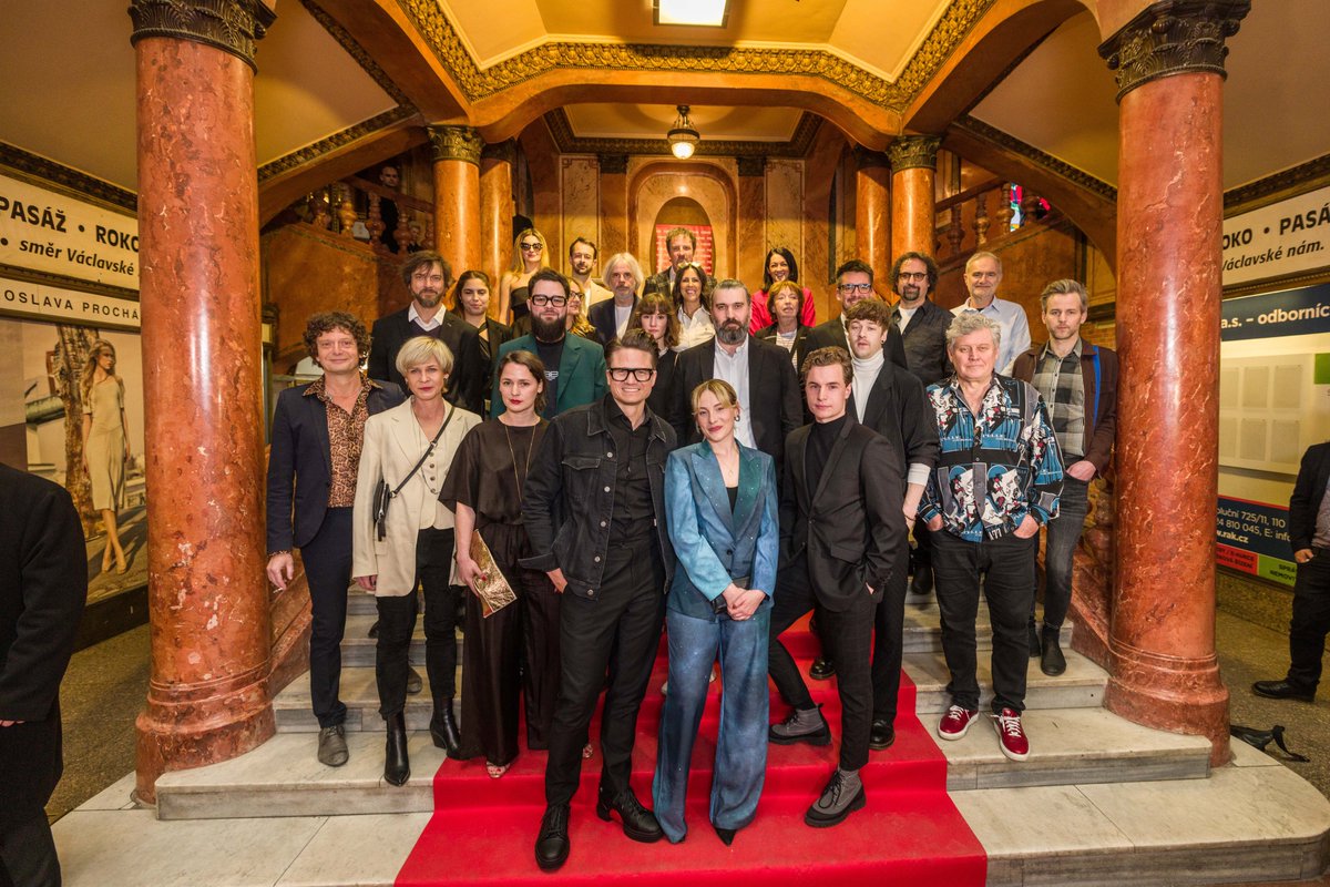 ian_dachs's tweet photo. Ještě jednou: z premiéry minisérie #Iveta od #VOYO a @tvnovaofficial, plná silných, tíživých i dojemných okamžiků, které „Džambulka“ prožívala (a protrpěla) v 90. letech. Premiéra v TV 5. května. https://t.co/waZYnDZqr0