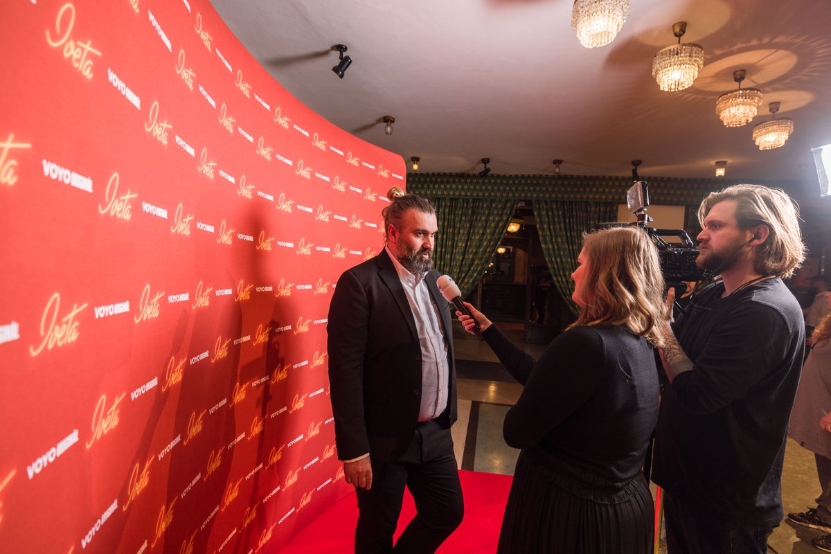 ian_dachs's tweet photo. Ještě jednou: z premiéry minisérie #Iveta od #VOYO a @tvnovaofficial, plná silných, tíživých i dojemných okamžiků, které „Džambulka“ prožívala (a protrpěla) v 90. letech. Premiéra v TV 5. května. https://t.co/waZYnDZqr0