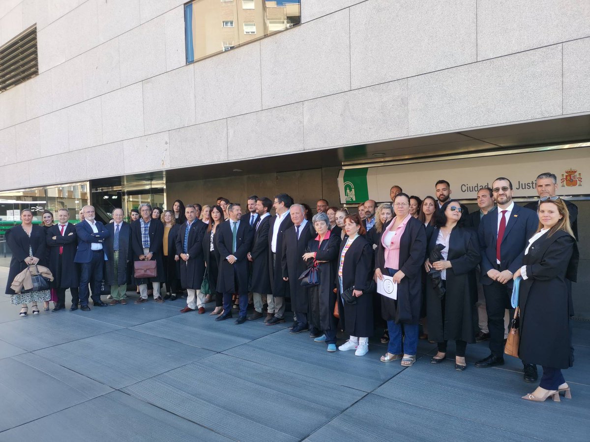 AlmeriaAbogados's tweet photo. Hoy los abogados de Almería reclaman condiciones dignas para la Justicia gratuita y el turno de oficio, entre otras justas reivindicaciones https://t.co/3mILebRd9L