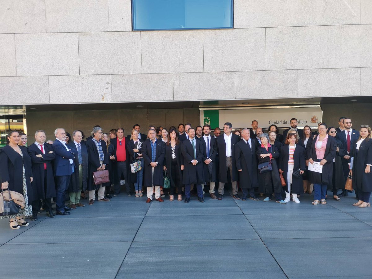AlmeriaAbogados's tweet photo. Hoy los abogados de Almería reclaman condiciones dignas para la Justicia gratuita y el turno de oficio, entre otras justas reivindicaciones https://t.co/3mILebRd9L