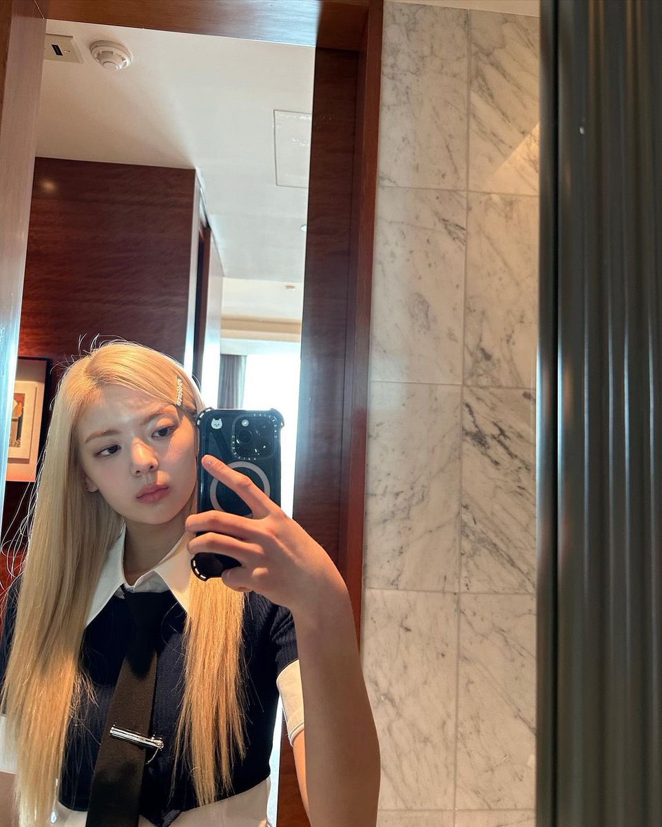 พี่ลีอาผมบลอนด์แล้วติ้กถูกทุกอย่าง บาร์บี้ 1000% สวยอะ 😭 แต่หนูไม่อยากได้รูปหน้ากระจกแล้ว ยื่นกล้องให้คนอื่นถ่ายหน่อย