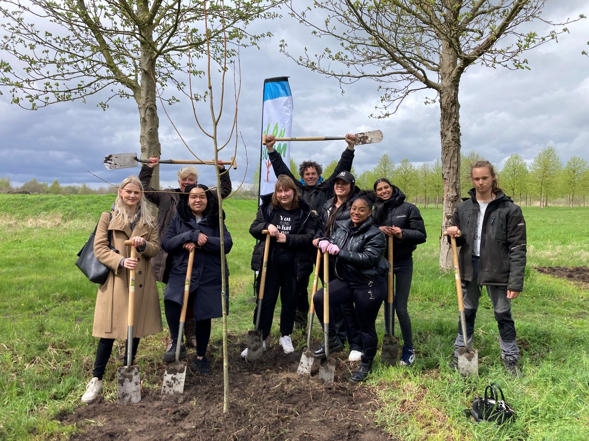 MBO College Lelystad en Natuur en Milieufederatie Flevoland plantten op 24 april bomen op Landgoed Roggebotstaete. Samen met studenten van MBO College Lelystad wordt zo weer een stap gezet naar meer bomen op het landgoed. nmfflevoland.nl/nieuws/geslaag… 

#planboom #bomen #lelystad