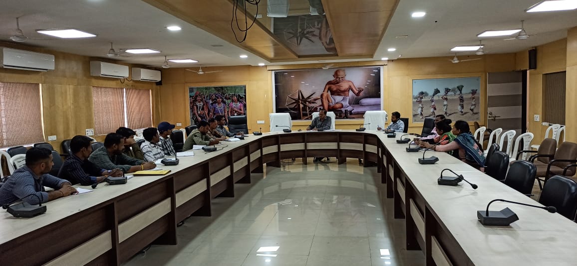 આજરોજ સેવાસદન સંકલન હોલ છોટાઉદેપુર ખાતે તારીખ ૨૬/૦૪/૨૦૨૩ ના રોજ છોટાઉદેપુર તાલુકાના પ્રાકૃતિક ખેતી કમિટીની બેઠક યોજાઇ જેમાં આગામી કઈ રીતે કામગીરી કરવી તે અંગે ચર્ચા અને આયોજન કરવામાંંઆવ્યું. <a href="/collectorcu/">Collector Chhotaudepur</a> <a href="/DDOCUdepur/">DDO Chhotaudepur</a> <a href="/ATMAGUJARAT/">ATMA</a>