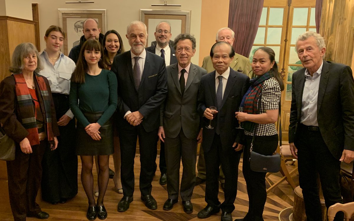 Vale_Favata92's tweet photo. Ravie d'avoir participé au diner-débat au Salon des 1er Ministres du célèbre resto @chezfrancoise organisé par #AMM et sur invitation de @JMCambaceres ancien pdt section AEI au CESE,  atour de l'action de Transparency International @TI_France par #PatrickLefas @Courdescomptespdt https://t.co/Lbv4oJefX9