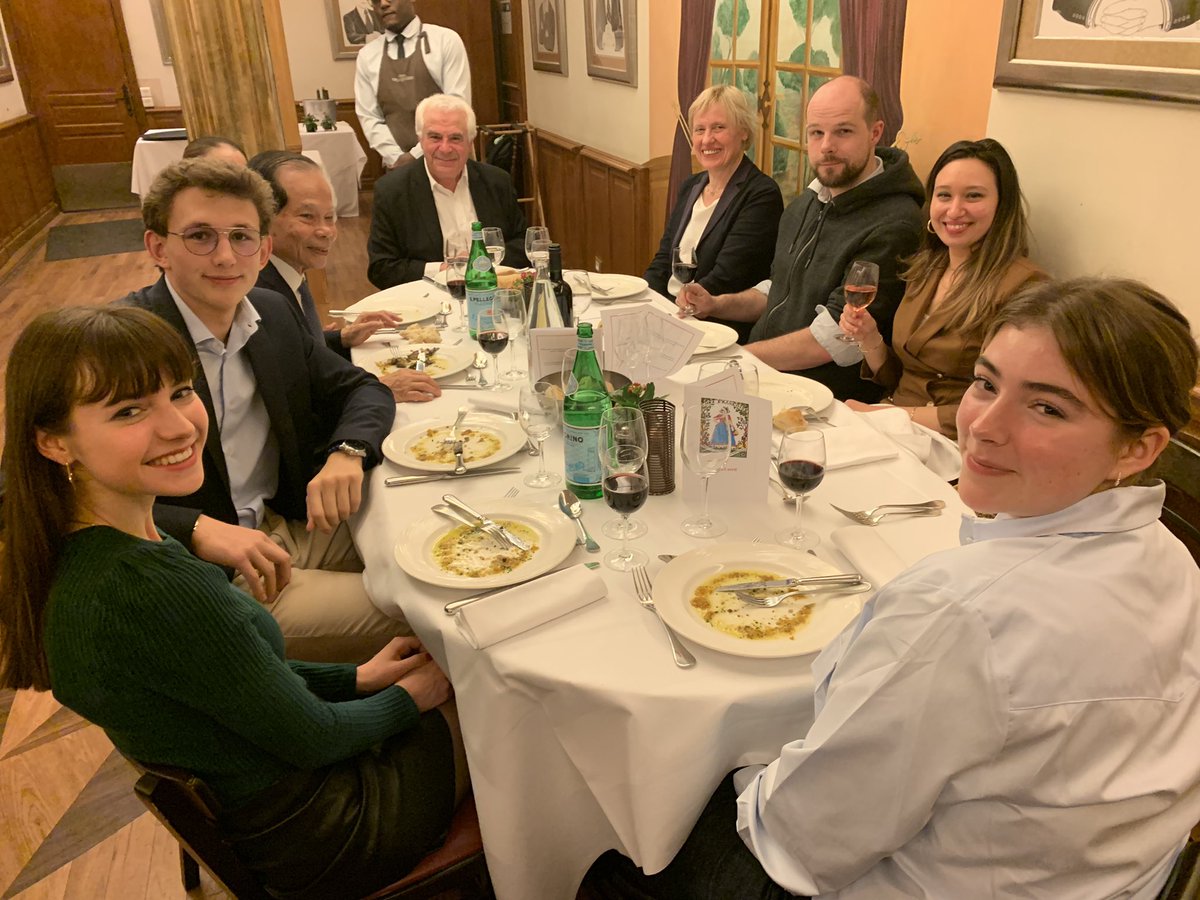 Vale_Favata92's tweet photo. Ravie d'avoir participé au diner-débat au Salon des 1er Ministres du célèbre resto @chezfrancoise organisé par #AMM et sur invitation de @JMCambaceres ancien pdt section AEI au CESE,  atour de l'action de Transparency International @TI_France par #PatrickLefas @Courdescomptespdt https://t.co/Lbv4oJefX9