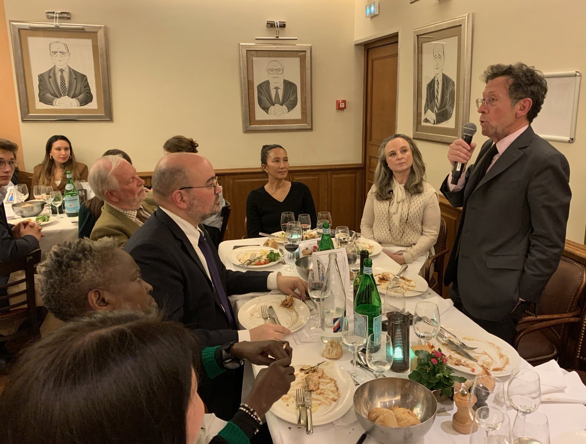 Vale_Favata92's tweet photo. Ravie d'avoir participé au diner-débat au Salon des 1er Ministres du célèbre resto @chezfrancoise organisé par #AMM et sur invitation de @JMCambaceres ancien pdt section AEI au CESE,  atour de l'action de Transparency International @TI_France par #PatrickLefas @Courdescomptespdt https://t.co/Lbv4oJefX9