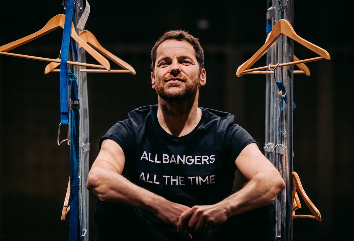 StPauldj's tweet image. All hangers, all the time!

Bij Pop-O-Matic vrijdag krijg je gratis toegang als je kleding meeneemt voor de Tussenvoorziening. Deze instantie biedt onderdak aan daklozen. 

Hermelijnen mantels worden niet geaccepteerd. 

Onzichtbaarheidsmantels daarentegen extra karmapunten!!