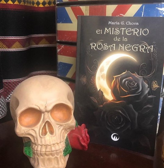 La portada de #elmisteriodelarosanegra es una preciosidad. 
#vampiros #libro #accion #terror #novela #sagalarosanegraI #mariagchova