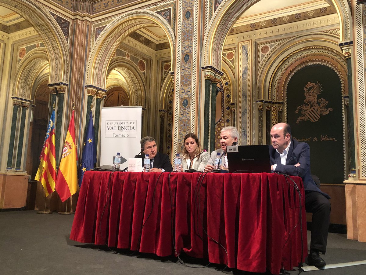 Presentación de la conferencia inaugural de @GorritiMikel a cargo del oficial mayor de la <a href="/dipvalencia/">Diputació de València</a>,  Juan Jiménez, y los coordinadores del Módulo 4 de #DIVALDirectia, <a href="/CerveraCuenca/">Javier Cuenca</a> y Carolina Puchades.