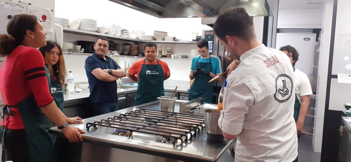 f_pioneros's tweet photo. 🍰👩‍🍳👨‍🍳 Hoy hemos estado en el @WineFandango  con nuestro Taller de Cocina 🍰👩‍🍳👨‍🍳
#Pioneros #winefandango #cocina https://t.co/qg1xWD4aW3