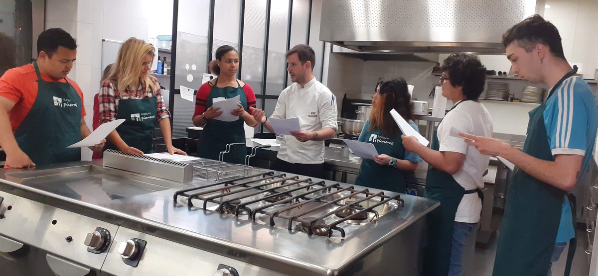 f_pioneros's tweet photo. 🍰👩‍🍳👨‍🍳 Hoy hemos estado en el @WineFandango  con nuestro Taller de Cocina 🍰👩‍🍳👨‍🍳
#Pioneros #winefandango #cocina https://t.co/qg1xWD4aW3