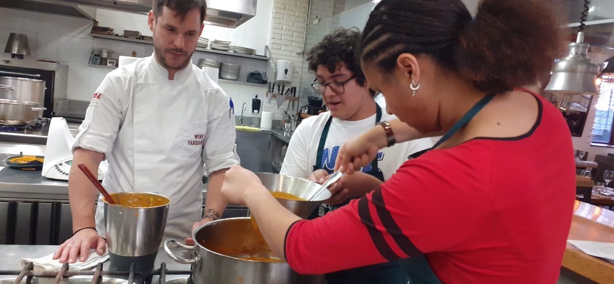 f_pioneros's tweet photo. 🍰👩‍🍳👨‍🍳 Hoy hemos estado en el @WineFandango  con nuestro Taller de Cocina 🍰👩‍🍳👨‍🍳
#Pioneros #winefandango #cocina https://t.co/qg1xWD4aW3