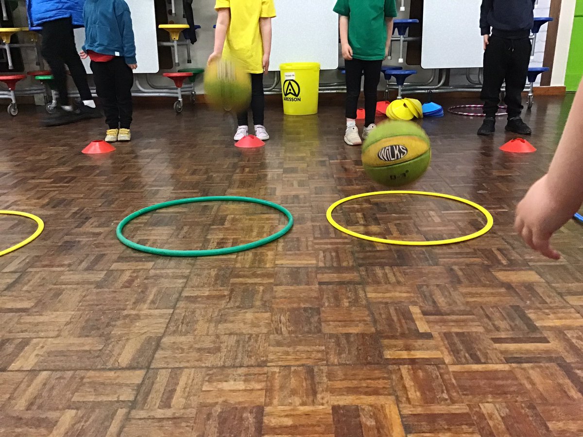 LindenRDWillow's tweet image. In PE, FS2 are practicing throwing and catching #eyfsphysicaldevelopment #physicaldevelopment #pe #eyfs @Linden_PE @PSCL_09