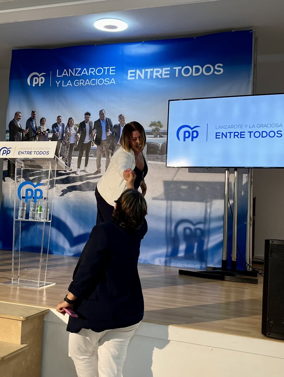 AlcaldesaAstrid's tweet photo. Anoche mi compañera y amiga Rita presentaba su candidatura al Ayuntamiento de Teguise💙.

La sensación que vivimos anoche es, sin duda, que Rita Hernández será la primera alcaldesa que tenga Teguise👏🏻. 

¡Mucha suerte #equipoPP ! 🤝🏻

#PP #PPTeguise #Teguise #RitaHernández #HBI https://t.co/2nJ6BIr4dF