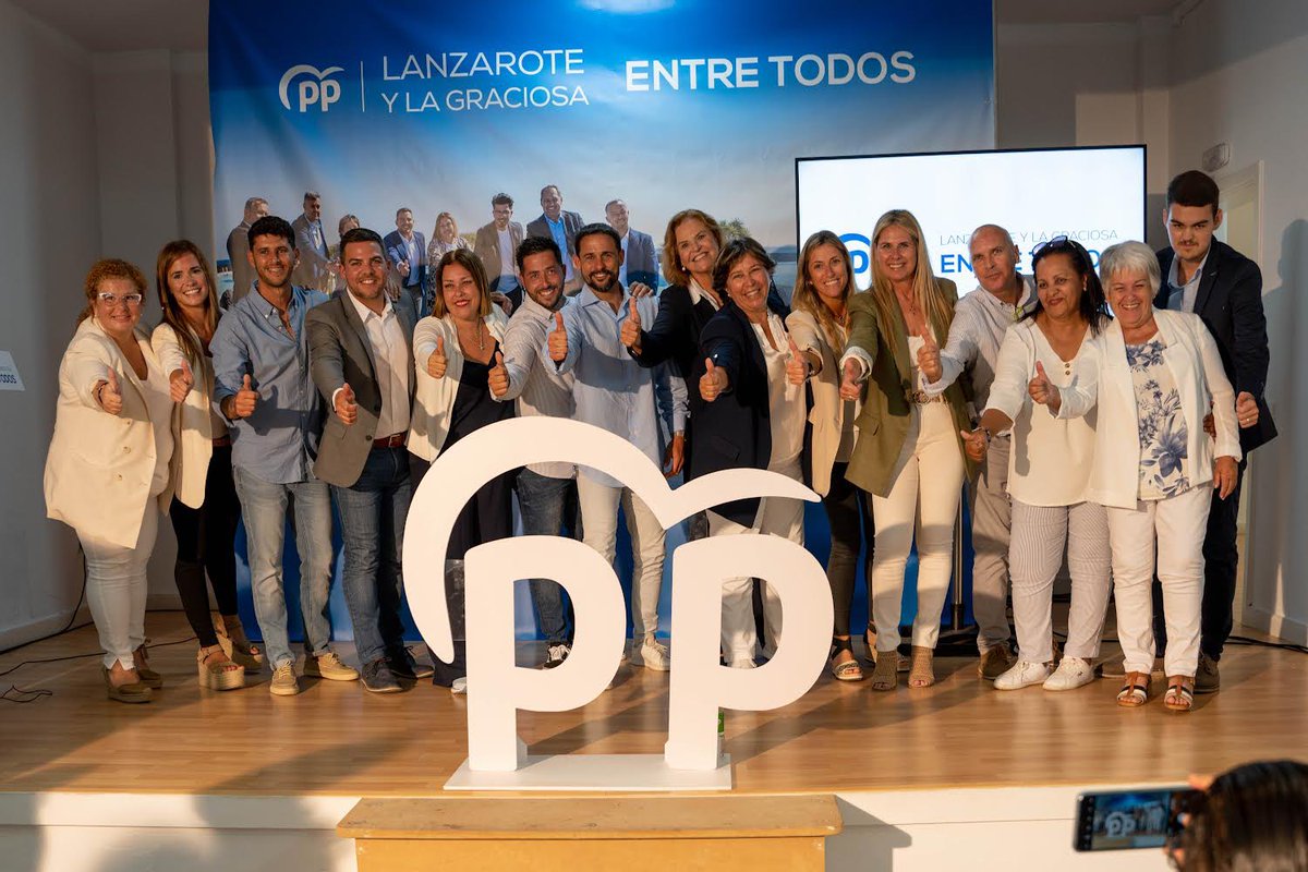 AlcaldesaAstrid's tweet photo. Anoche mi compañera y amiga Rita presentaba su candidatura al Ayuntamiento de Teguise💙.

La sensación que vivimos anoche es, sin duda, que Rita Hernández será la primera alcaldesa que tenga Teguise👏🏻. 

¡Mucha suerte #equipoPP ! 🤝🏻

#PP #PPTeguise #Teguise #RitaHernández #HBI https://t.co/2nJ6BIr4dF