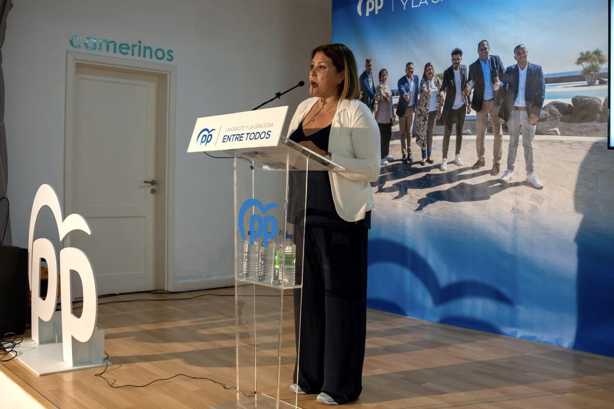 AlcaldesaAstrid's tweet photo. Anoche mi compañera y amiga Rita presentaba su candidatura al Ayuntamiento de Teguise💙.

La sensación que vivimos anoche es, sin duda, que Rita Hernández será la primera alcaldesa que tenga Teguise👏🏻. 

¡Mucha suerte #equipoPP ! 🤝🏻

#PP #PPTeguise #Teguise #RitaHernández #HBI https://t.co/2nJ6BIr4dF