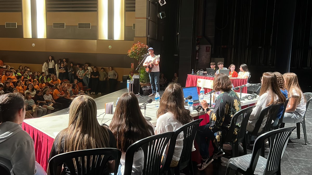 Els centres educatius de la comarca de la Noguera han celebrat aquest dimecres 'Fem-la Grossa! – La festa de la ràdio', al teatre municipal de Balaguer radiobalaguer.cat/portal/63/inde…