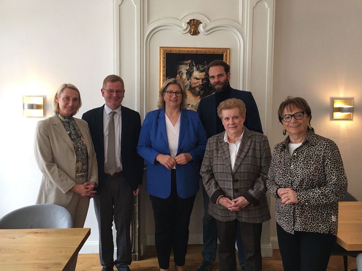 (DE) Gestern hat Frau Ministerpräsidentin Rehlinger unsere Ko-Präsidenten und beide Generalsekretäre zu einem Austausch eingeladen.

(FR) Madame Rehlinger, Ministre-présidente de la Sarre, a reçu hier nos co-présidents et nos deux secrétaires généraux pour un échange.