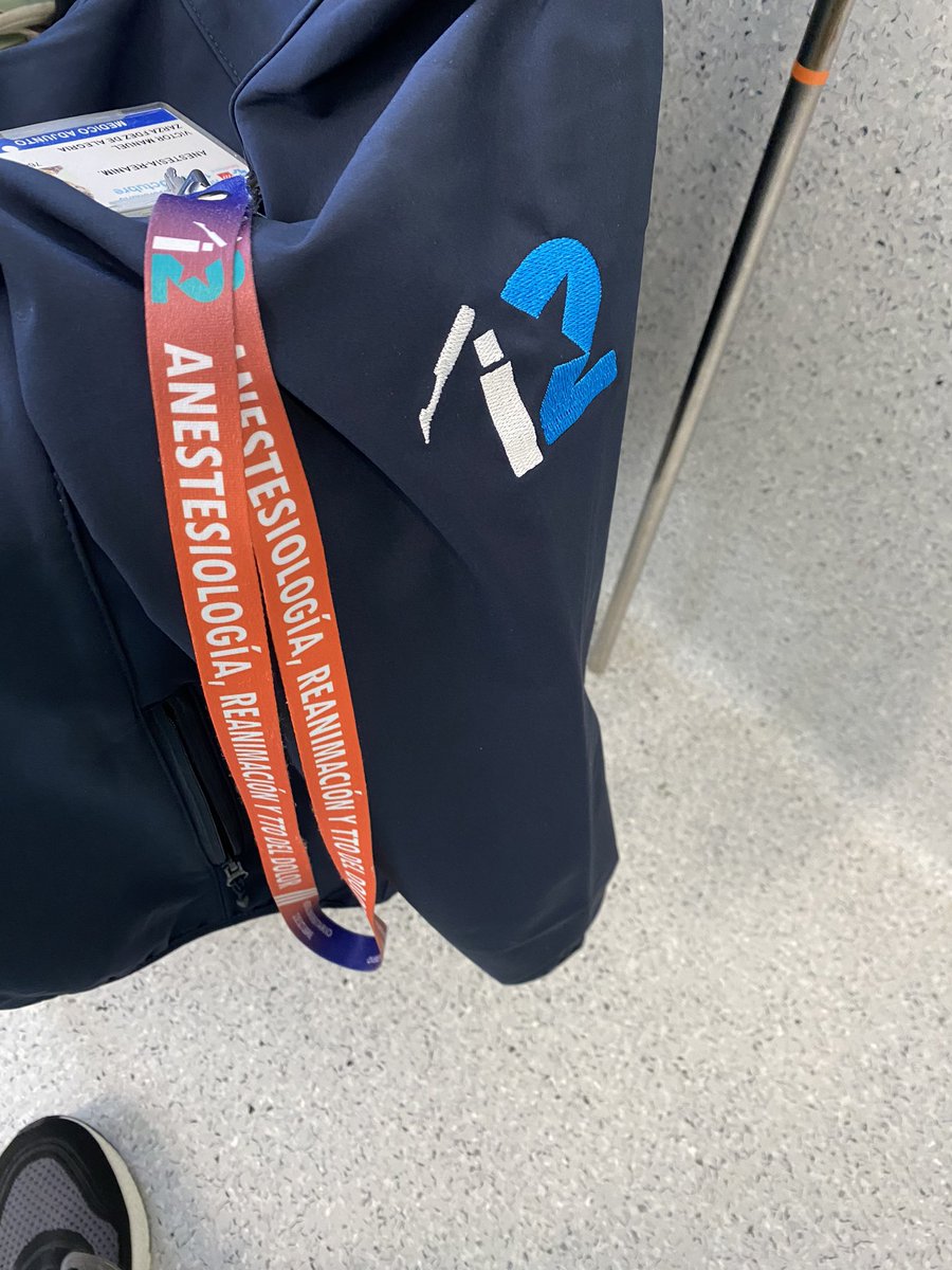 AnestesiaH12O's tweet photo. Hoy sumamos forro polar personalizado a nuestro lanyard corporativo. Ambos con el logo del servicio en el que se incluye sutilmente la estrella de @SaludMadrid #somosdel12
Gracias a nuestro compañero @FelixLopLence https://t.co/365gbE4YXY