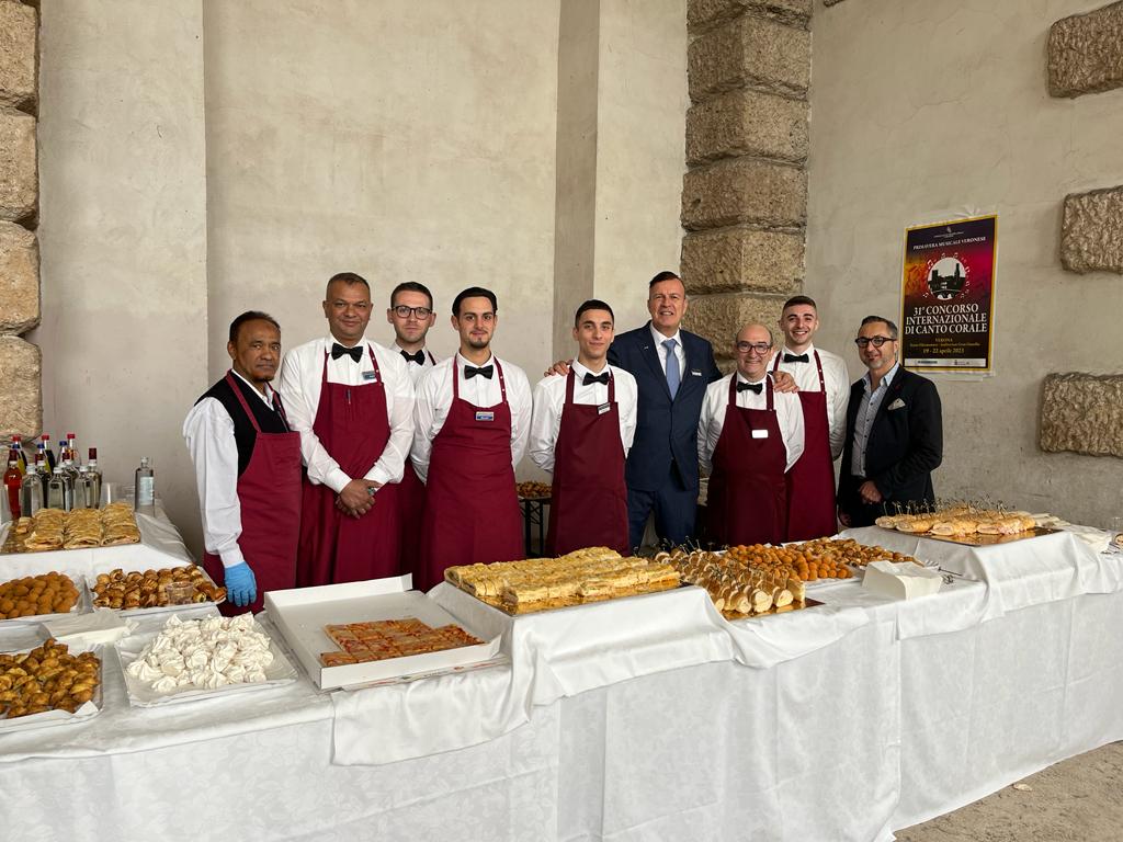 I ricordi belli da condividere: lo scorso sabato, insieme a parte del nostro staff di #HotelDuLacetBellevue, #HotelNettuno, #HotelSportsman e #HotelLaPerla, abbiamo organizzato il catering per la finale del XXXI #ConcorsoInternazionalediCantoCorale in #GranGuardia a #Verona 🎶