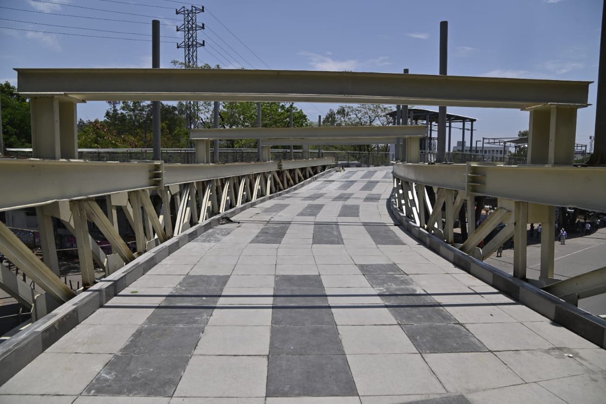 HyderabadMojo's tweet photo. #Uppal #Skywalk 🚶

The 640 metres Uppal Skywalk is nearly complete and will likely be ready for inauguration soon.

It will connect Uppal Metro Station to the nearby Uppal Junction with 6 entry &amp; exit points. 

📸 : @Bachanjeet_TNIE https://t.co/PdF1BaGRiw