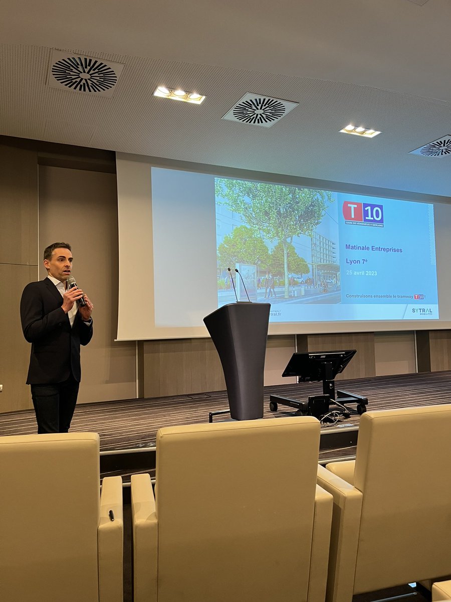 A l'initiative de <a href="/AssoCLE7/">CLE7</a> , réunion de présentation du calendrier travaux du chantier #T10. Plus de 40 entreprises représentées, beaucoup de questions, d'interrogations ... et des réponses des équipes <a href="/SYTRALmobilites/">SYTRAL Mobilités</a> . Merci à <a href="/vincent_monot/">Vincent Monot</a> pour sa présence en ouevrture de