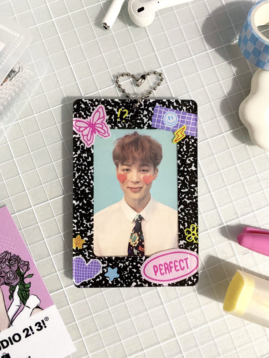 studiodulset's tweet photo. i bet ly: answer pcs would look ✨ perfect ✨ with this pc holder!

COMPOSITION BOOK 📓🖤
ACRYLIC PHOTOCARD HOLDER

₱375.00 each • 15 slots only

PRE-ORDER
DOO &amp; DOP : May 7

FORM : https://t.co/K5yFh6eu2m https://t.co/LZ2WU7xX9F
