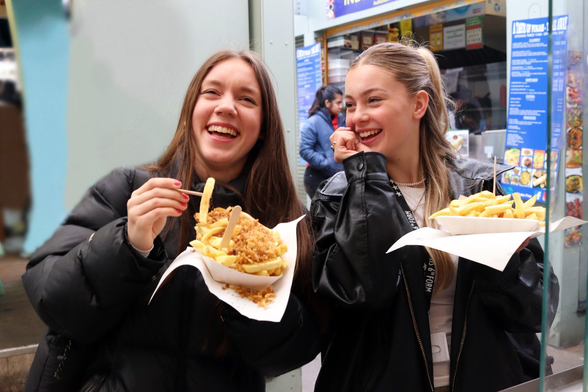 Do you like the scraps on your chips? Or do you call them the 'bits'? Either way they are available as an accompaniment to your chips or on their own.

We are open until 4.30pm today!

#lucys #thescraps #thebits #crunchy #norwichmarket #lucysfishandchips #chips #chipstagram