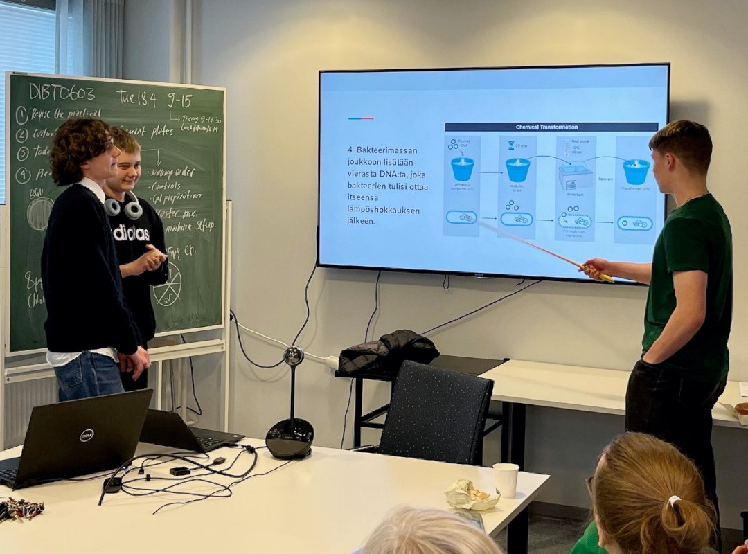 UniTurku's tweet photo. Käpylän peruskoulun oppilaat pääsivät tutustumaan bioteknologian laitoksen toimintaan ja tutkijoihin Päivä professorina -vierailun muodossa! Tiimi voitti vierailupalkinnon Tutki-Kokeile-Kehitä-tiedekilpailussa.🧪 Kiitos nuorille "proffille" päivästä! #ututech #tiedekasvatus https://t.co/mLiax07NKu