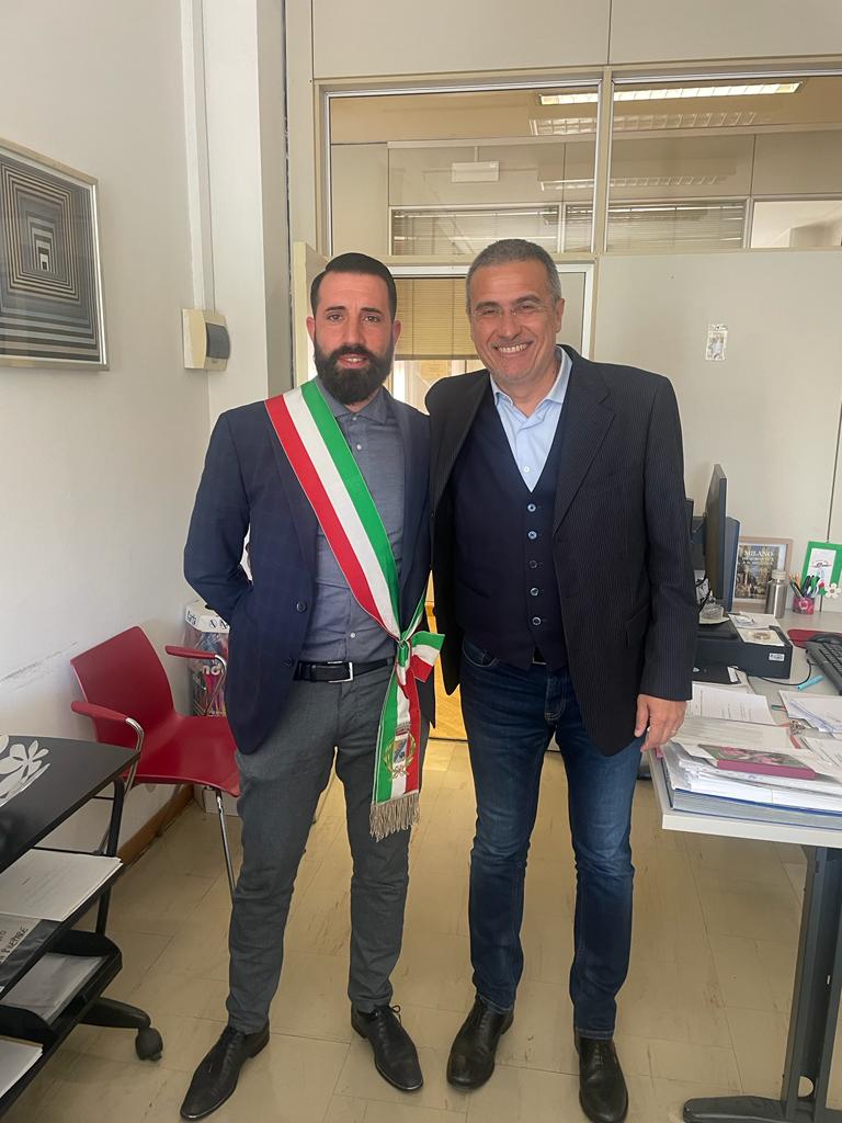 AugustoMoretti6's tweet photo. Oggi ho ceduto la fascia tricolore al consigliere e amico Andrea Nuvoli per i giuramenti di #cittadinanza 🇮🇹

#buonlavoro #vitadasindaco https://t.co/YlJUxyw5io