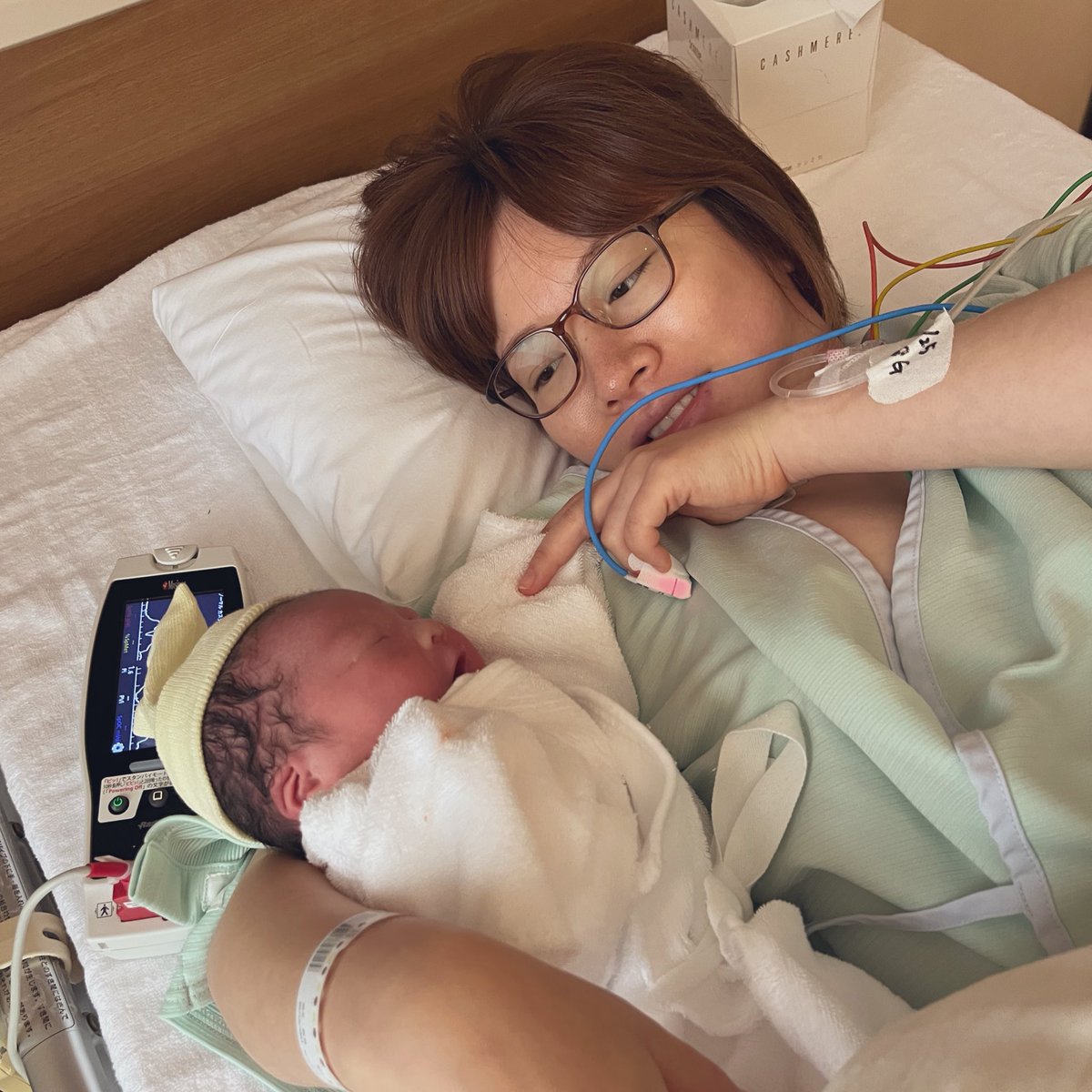 4月26日9:15、元気な2,700gの女の子が産まれましたー❣️上の子が3,900gだったから下の子マジ小さくてかわいい笑
娘には産まれてすぐ頭部にフランキンセンスを✨ 精油に助けられたお産でした！産褥期はSNSお休みします。またねー😆💓