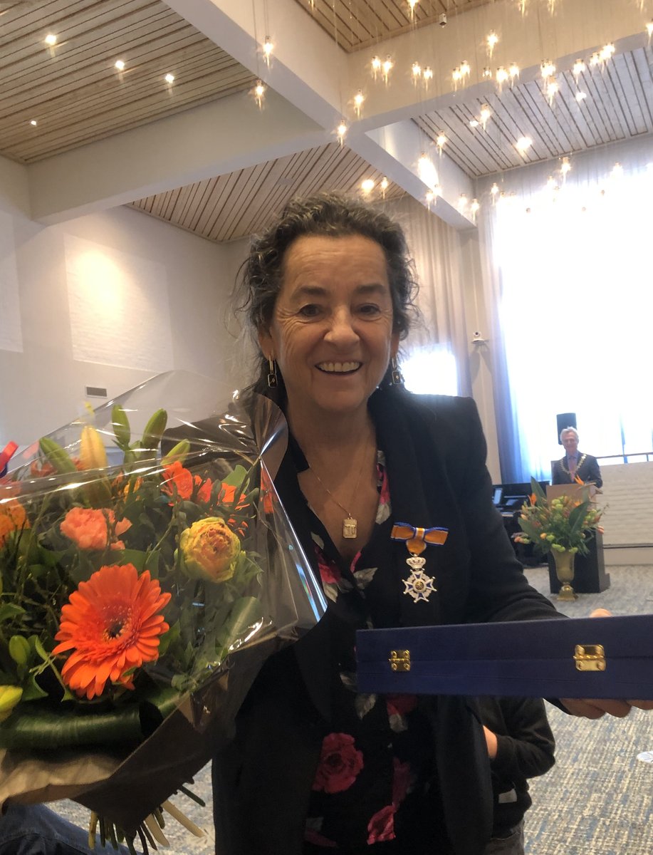 Zojuist is mijn lieve vriendin en collega Edith Leerkes door de Soester burgemeester Rob Metz, benoemd tot Ridder in de Orde van Oranje-Nassau. Edith zal op Koningsdag van 15:00 tot 17:00 uur in de Villa op De Paltz zijn om van uw felicitaties te genieten. #lintjesregen2023