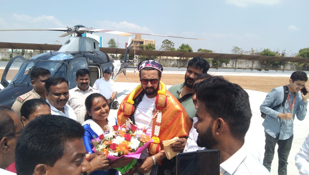 Exclusive Picture...🔥📸

Our Baadshah @KicchaSudeep Anna reach in #Davanagere 💥🚩😍

#Kiccha46 #KicchaSudeep
#KicchaBOSS𓃵 #KicchaSudeep𓃵 #Kannada #KarnatakaElection2023