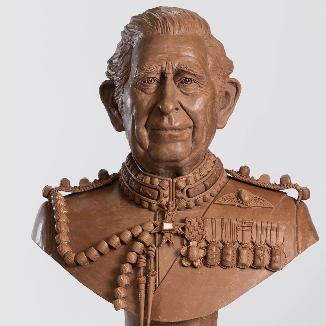 UKCelebrations's tweet photo. We’re unveiling our Chocolate Charles ahead of the Coronation next week. 👑

The sculpture took 4 weeks to create and weighs over 23KG😲 – the equivalent of 2,875 individual Celebrations chocolates.

Which of your faves can you spot on Charles’ bust? 👇
 
*disclaimer in thread* https://t.co/qQt2mU3ibj