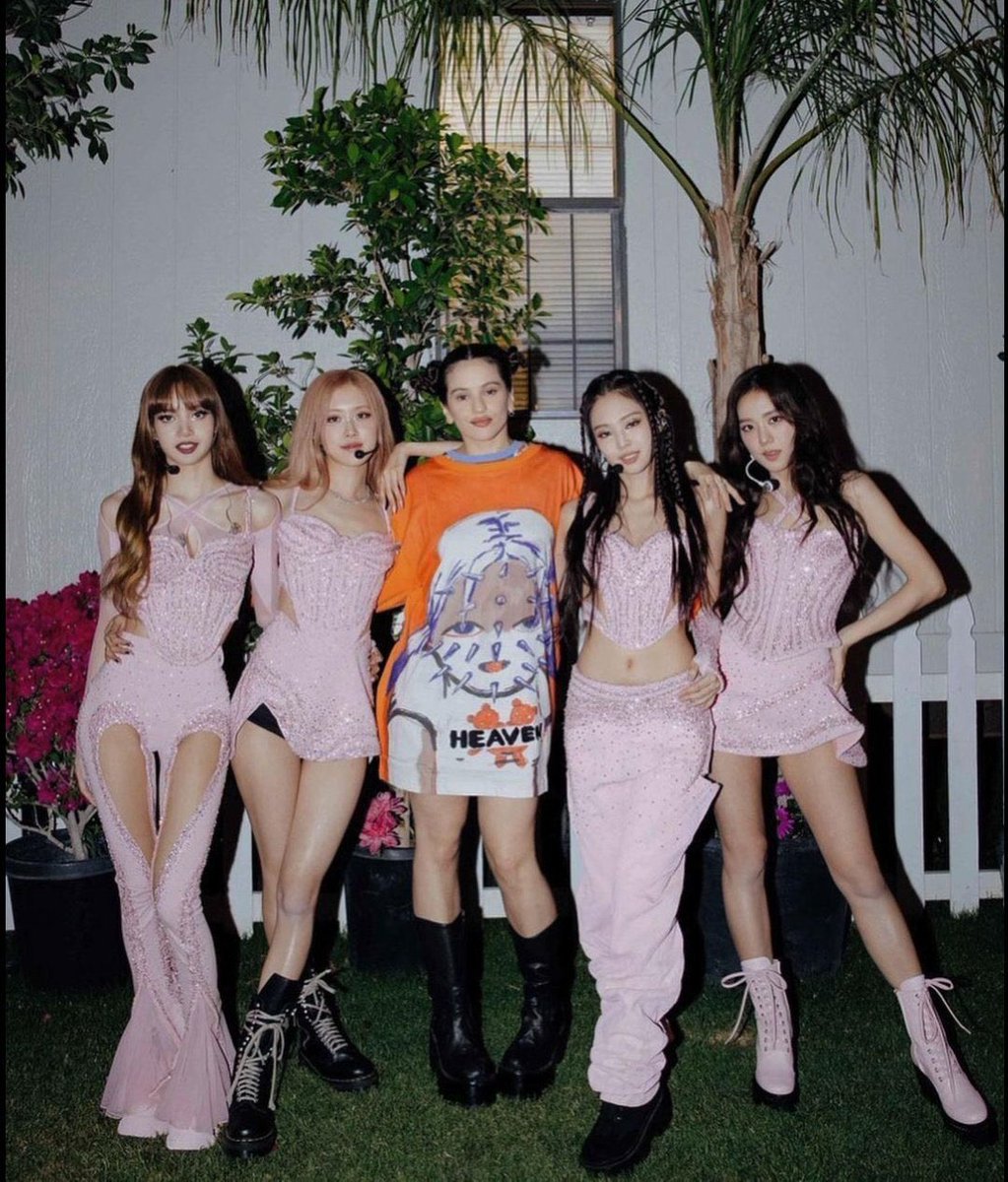 PopCrave's tweet photo. #BLACKPINK and @Rosalia photographed together at #Coachella. 🌴 https://t.co/xvGtI2iSzn