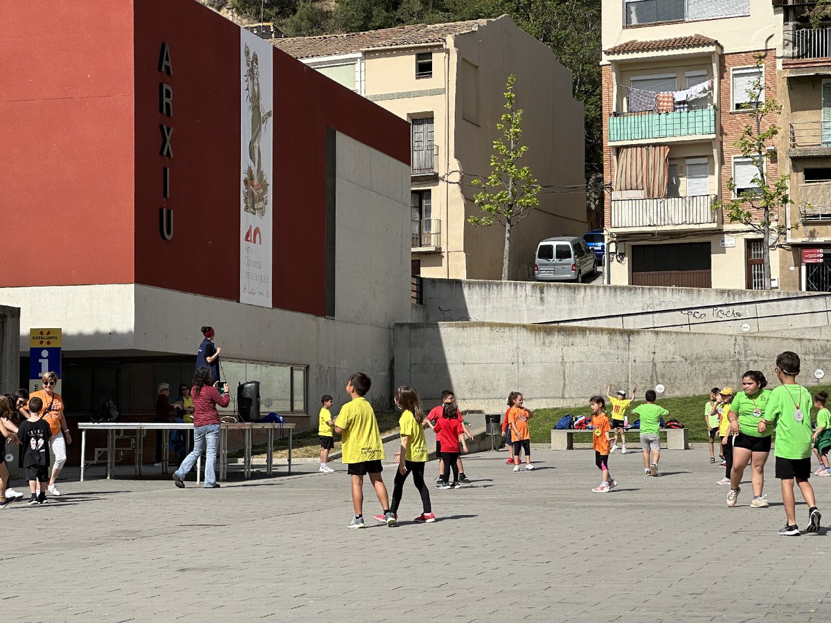 Balaguer ha estat escenari aquest dimecres de la I Jornada de dansa de la Noguera. Alumnes de diverses escoles han participat de tallers i una activitat de moviment i dansa radiobalaguer.cat/portal/63/inde…