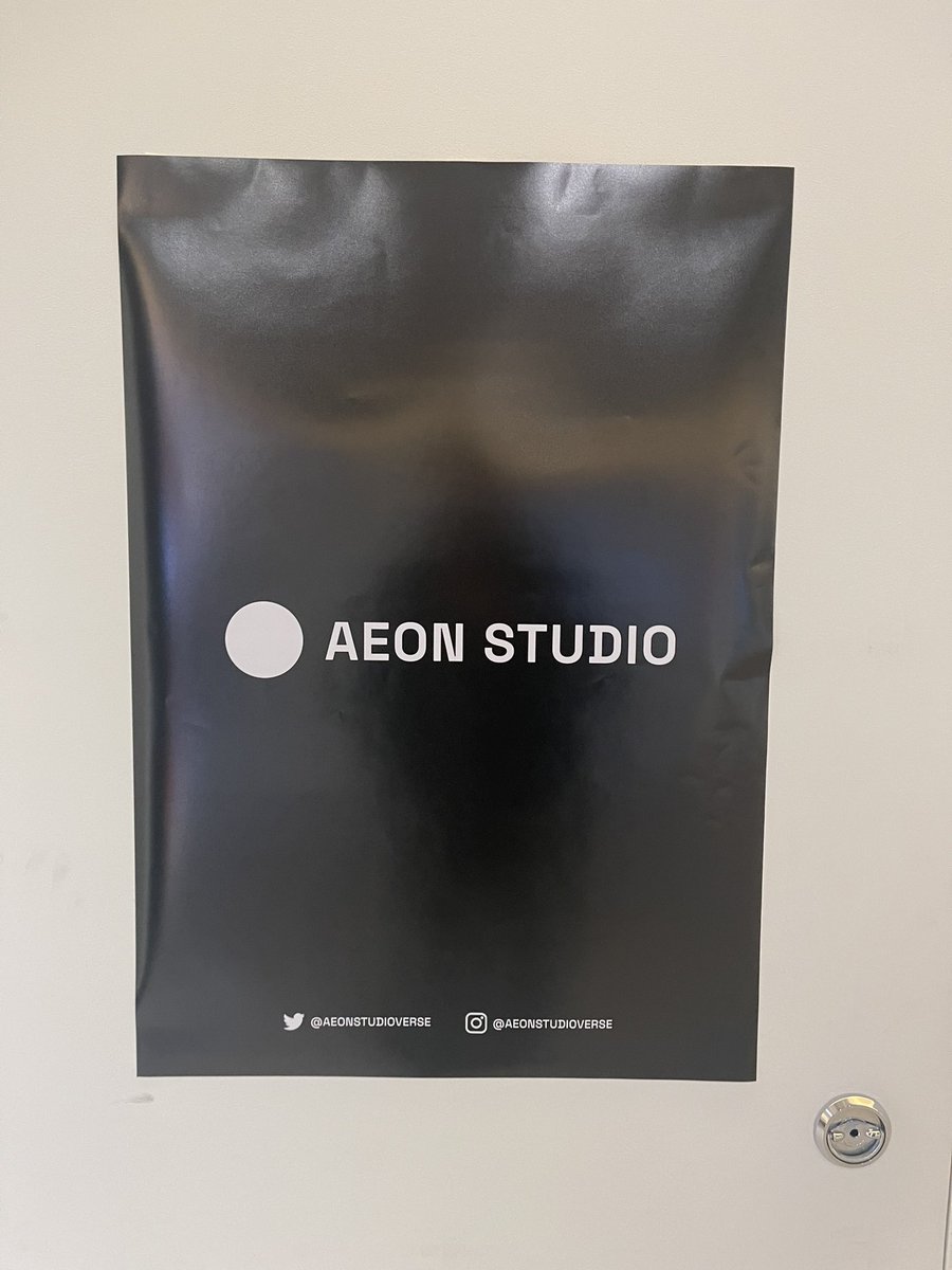 davidshlee11's tweet photo. Familiar faces and art pieces. it is more than excited to see all of you @aeonstudioverse @bygrida @ihamnft @UncommonGallery https://t.co/SsXbmib0On