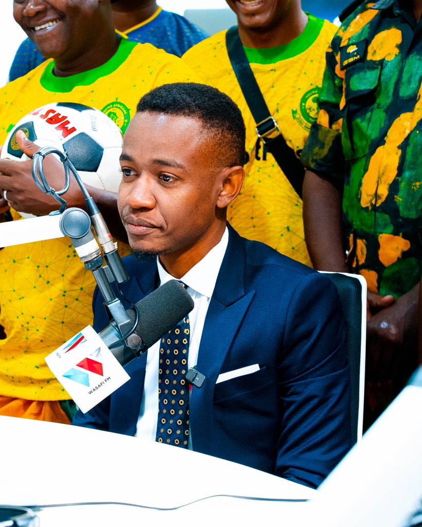 wasafimedia's tweet photo. “Ghalib ni Bilionea ambaye amewekeza kwa muda mfupi na timu inakaribia kwenda nusu fainali, kuna watu wamewekeza pesa, masimango, vichambo, minuno na kila aina ya gubu na wanaishia robo fainali,” Ally Kamwe https://t.co/sG8X5vcpDa