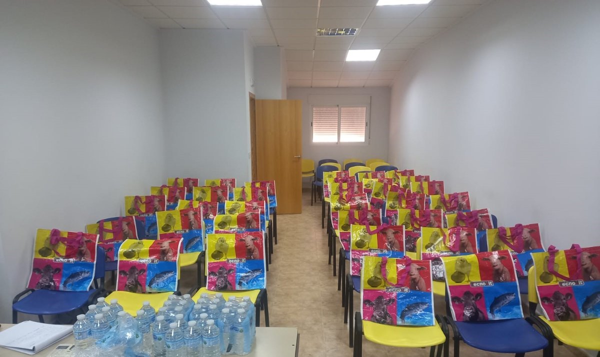 FARMFAES's tweet photo. 🐮 Jornada "Manejo, nutrición e inmunidad en terneros"
#Tecnovit - #FARMFAES organizó junto a la #ADS de #Lorca y #PuertoLumbreras una charla informativa ayer en la sala de las instalaciones de la ADS. Agradecemos a todos los asistentes y os compartimos unas fotos del encuentro. https://t.co/sBrECstfpQ