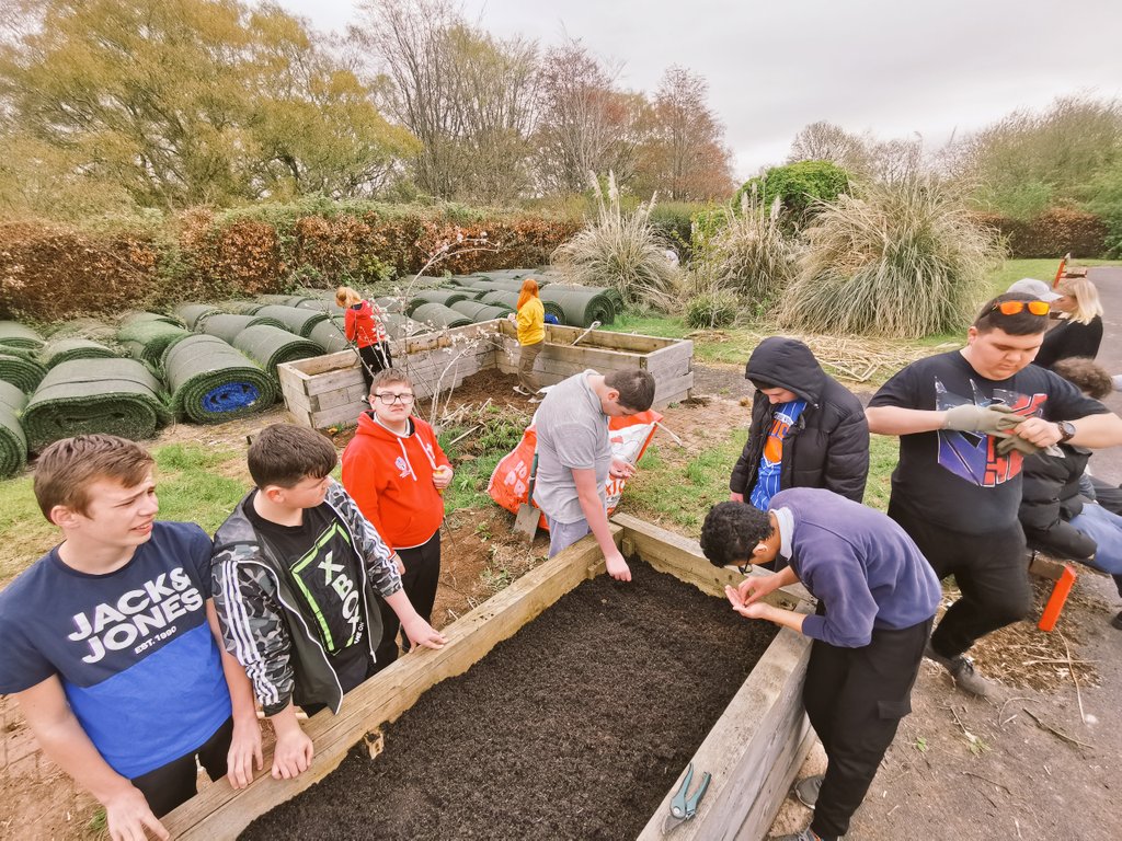 woodbeech2's tweet photo. The first planting in Woodlands Racecourse Garden. Amazing progress in 2 weeks. @WoodlandsHS @GardenWoodlands @CardiffWestern. https://t.co/Y0tNZdFv4m