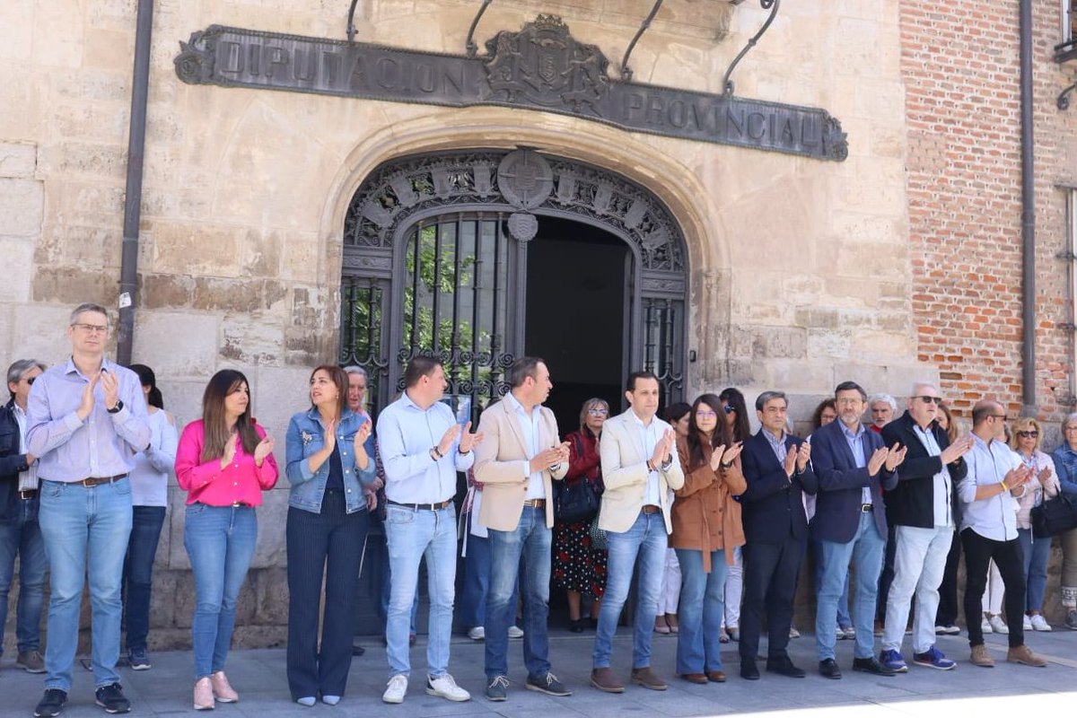 💔La vicepresidenta de la Diputación de Valladolid @gemagomezolmos secunda el minuto de silencio convocado en la fachada de la Institución provincial, para mostrar su profundo rechazo y condenar el asesinato de una vecina de Ávila a manos de su marido. 🚫#ViolenciaDeGenero