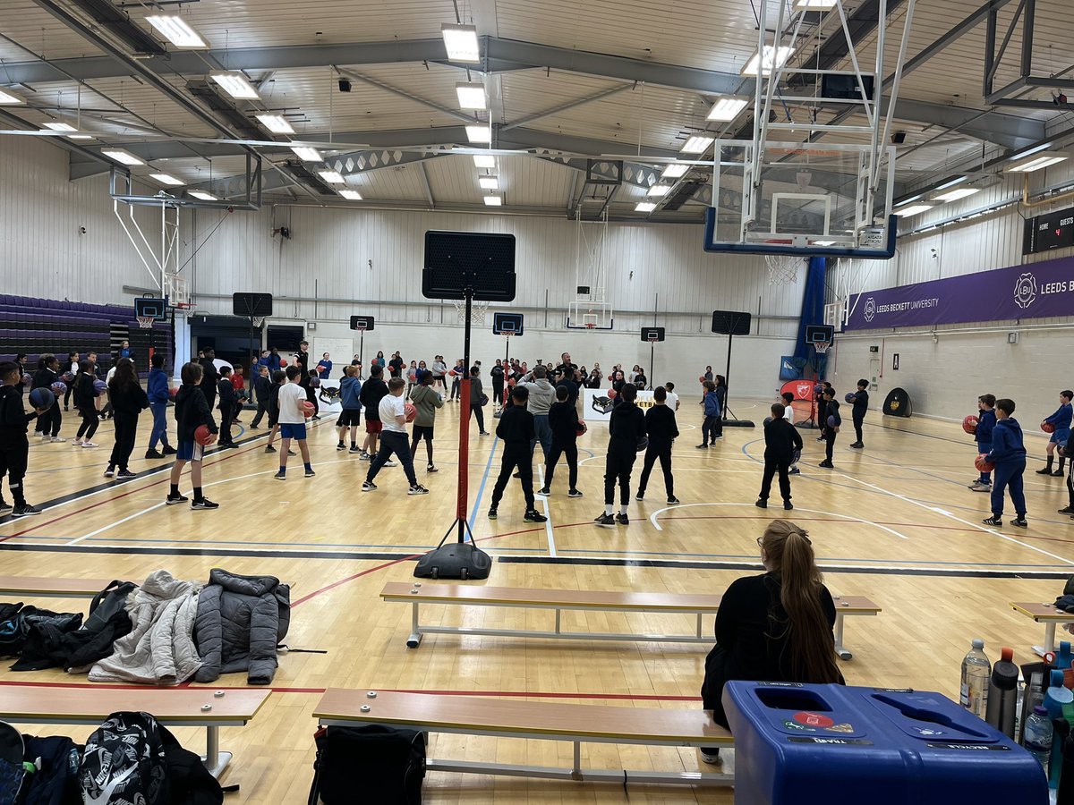 ihomcps1's tweet photo. Spent the morning learning basketball skills at @leedsbeckett with @_COLBC_ https://t.co/hWiwBFdj28